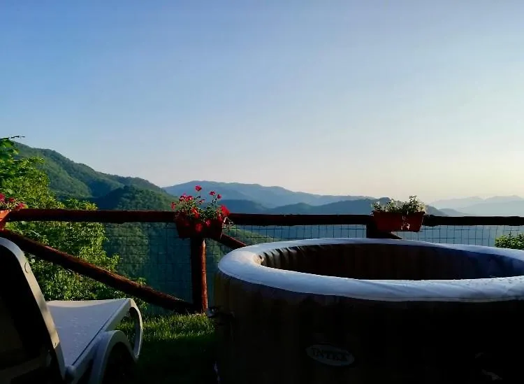 Home Holidays Crasciana, con terrazza vista sulle Alpi Apuane.