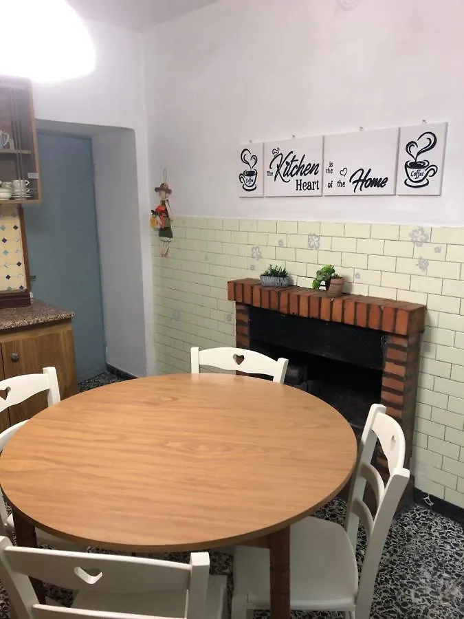 Casa vacanze Home Holidays Crasciana, con terrazza vista sulle Alpi Apuane. Italia