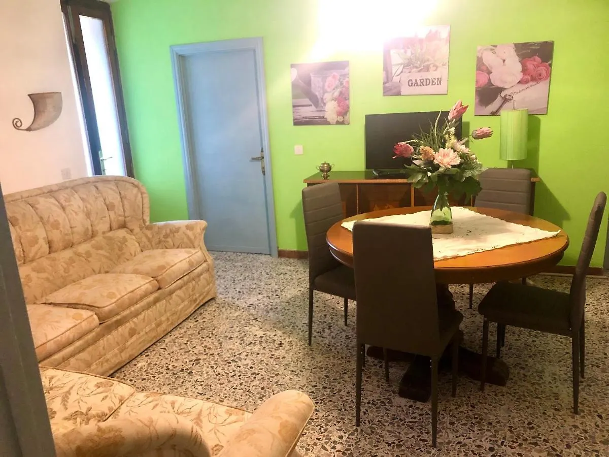 Casa vacanze Home Holidays Crasciana, con terrazza vista sulle Alpi Apuane.