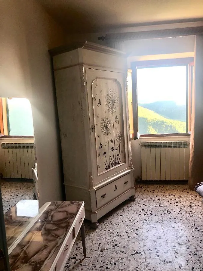 Home Holidays Crasciana, con terrazza vista sulle Alpi Apuane. Italia