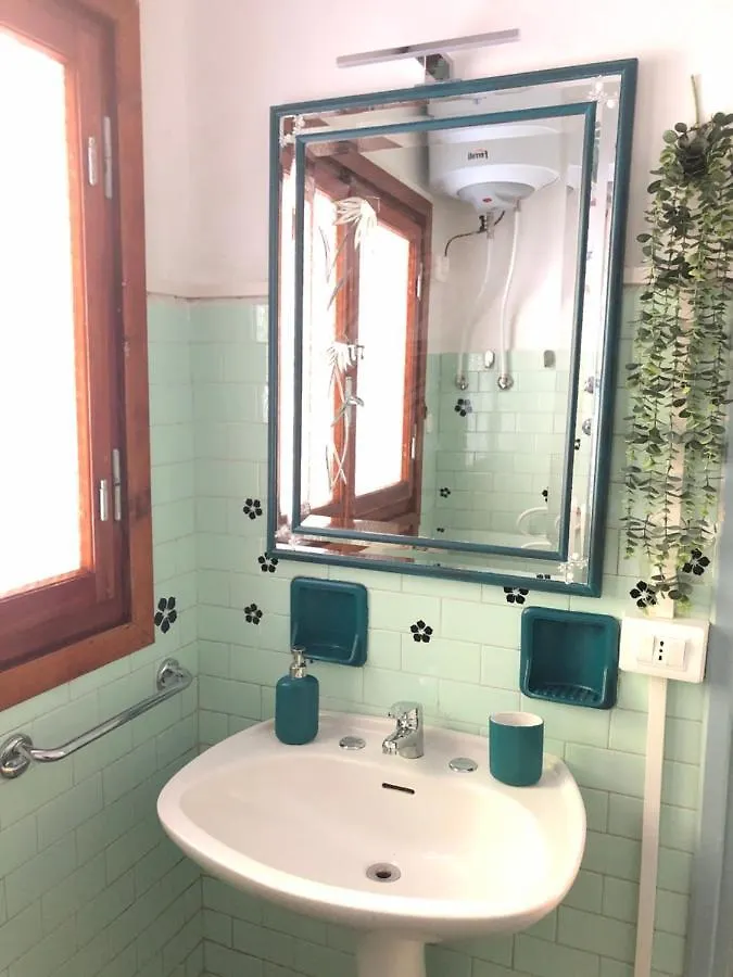 Casa vacanze Home Holidays Crasciana, con terrazza vista sulle Alpi Apuane.