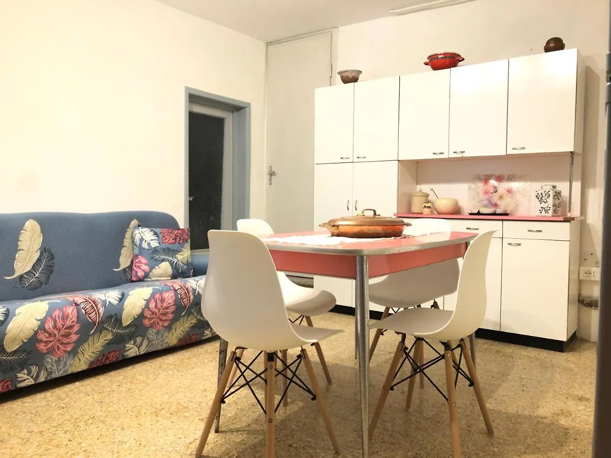 Home Holidays Crasciana, con terrazza vista sulle Alpi Apuane.