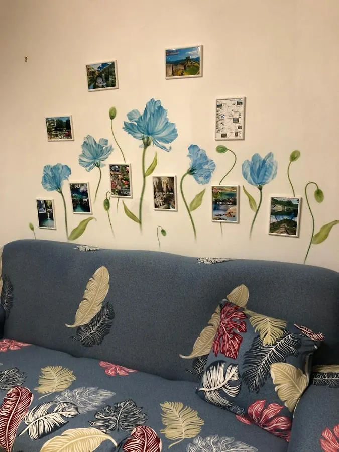 Casa vacanze Home Holidays Crasciana, con terrazza vista sulle Alpi Apuane.