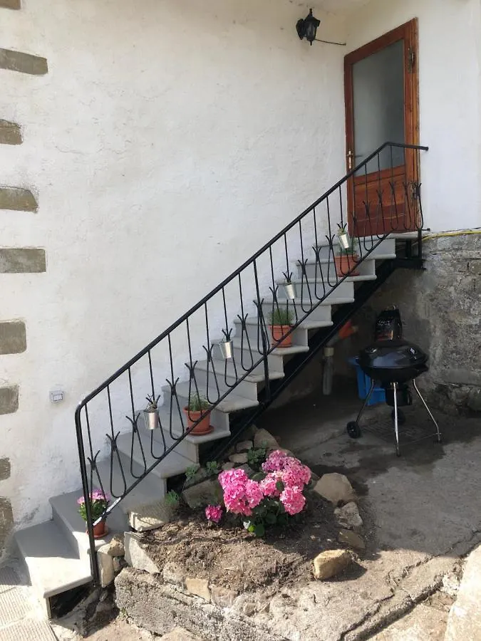 Home Holidays Crasciana, con terrazza vista sulle Alpi Apuane.