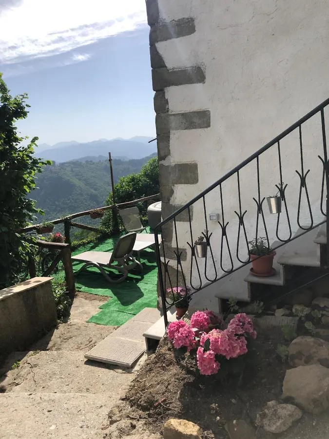 Casa vacanze Home Holidays Crasciana, con terrazza vista sulle Alpi Apuane.