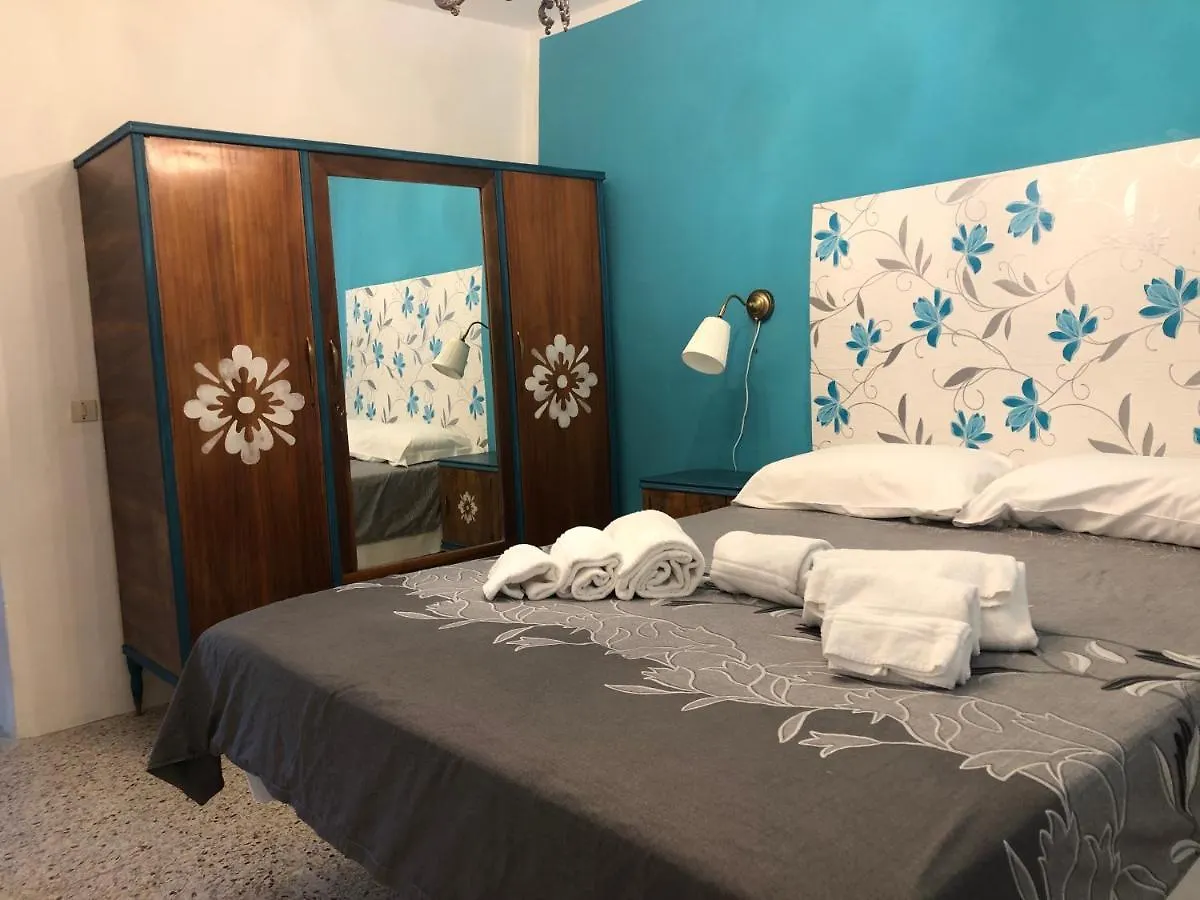 Casa vacanze Home Holidays Crasciana, con terrazza vista sulle Alpi Apuane. Italia