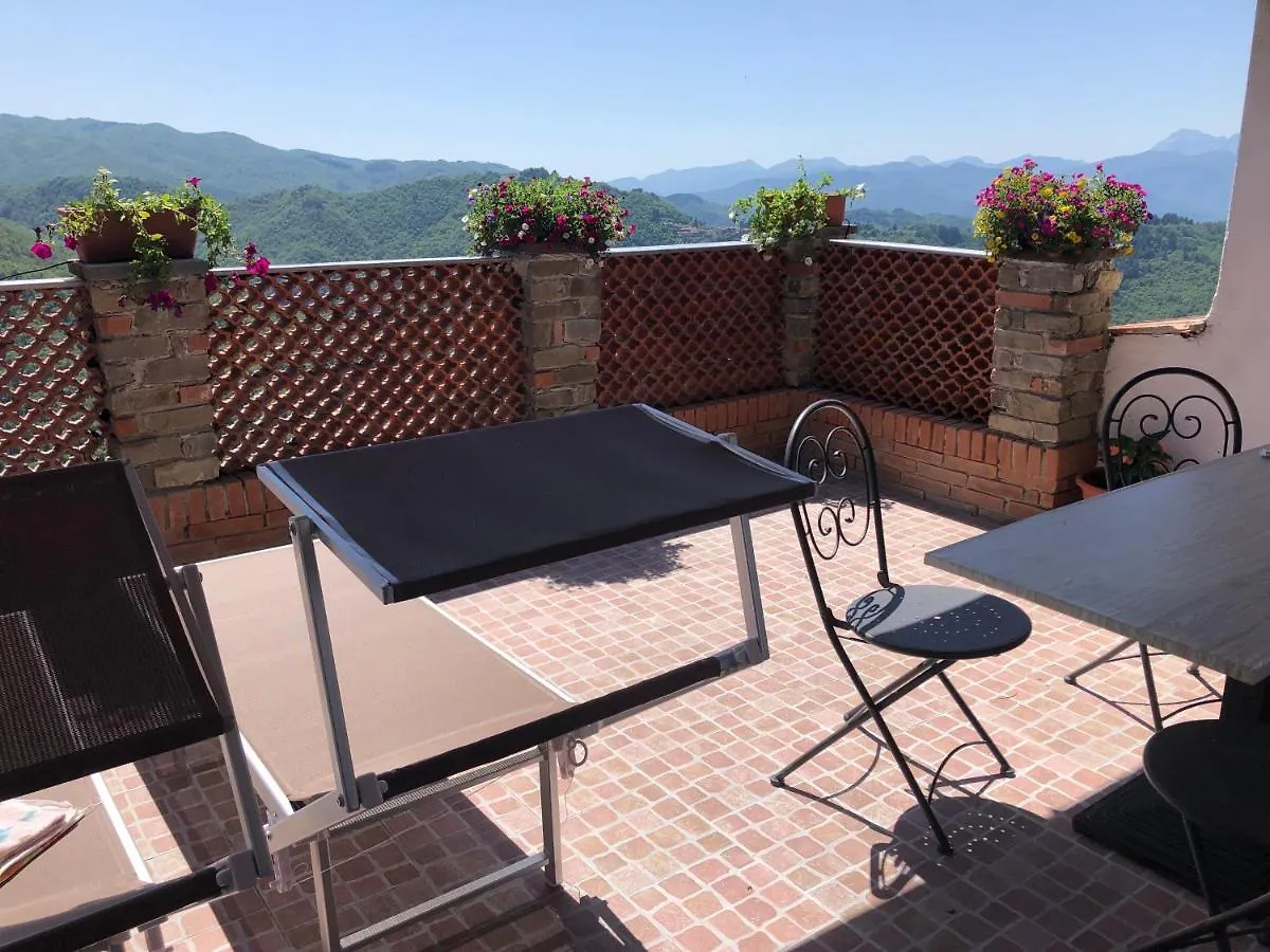 Home Holidays Crasciana, con terrazza vista sulle Alpi Apuane. Casa vacanze Crasciana