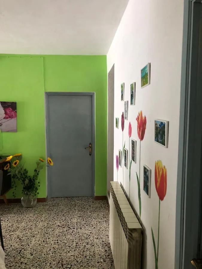 Casa vacanze Home Holidays Crasciana, con terrazza vista sulle Alpi Apuane. Italia