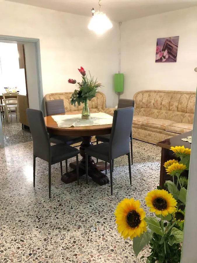 Home Holidays Crasciana, con terrazza vista sulle Alpi Apuane. 0*, Crasciana Italia