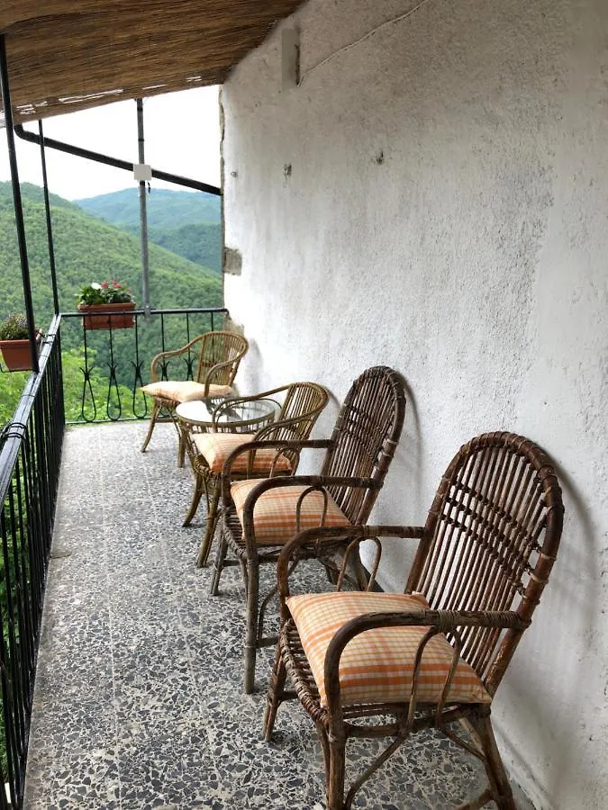Home Holidays Crasciana, con terrazza vista sulle Alpi Apuane. Casa vacanze Crasciana