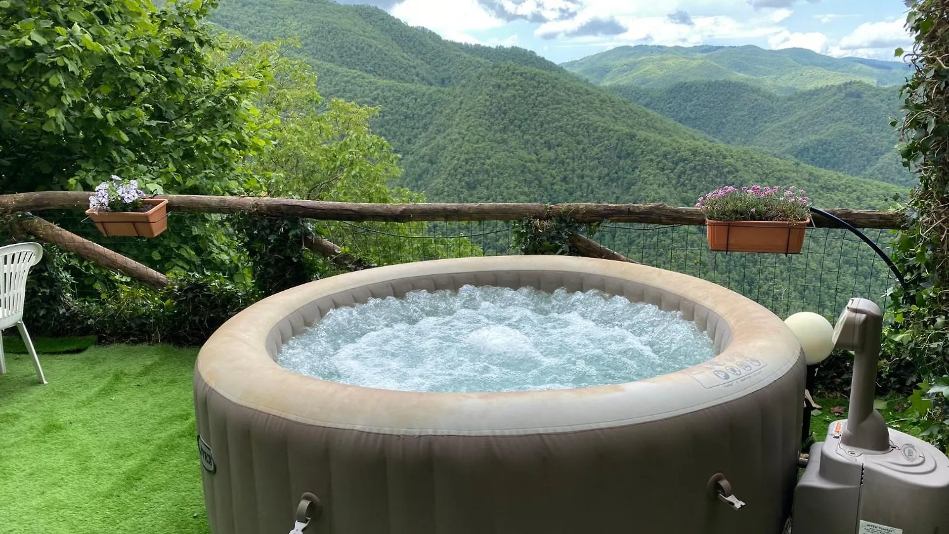 Home Holidays Crasciana, con terrazza vista sulle Alpi Apuane. Crasciana
