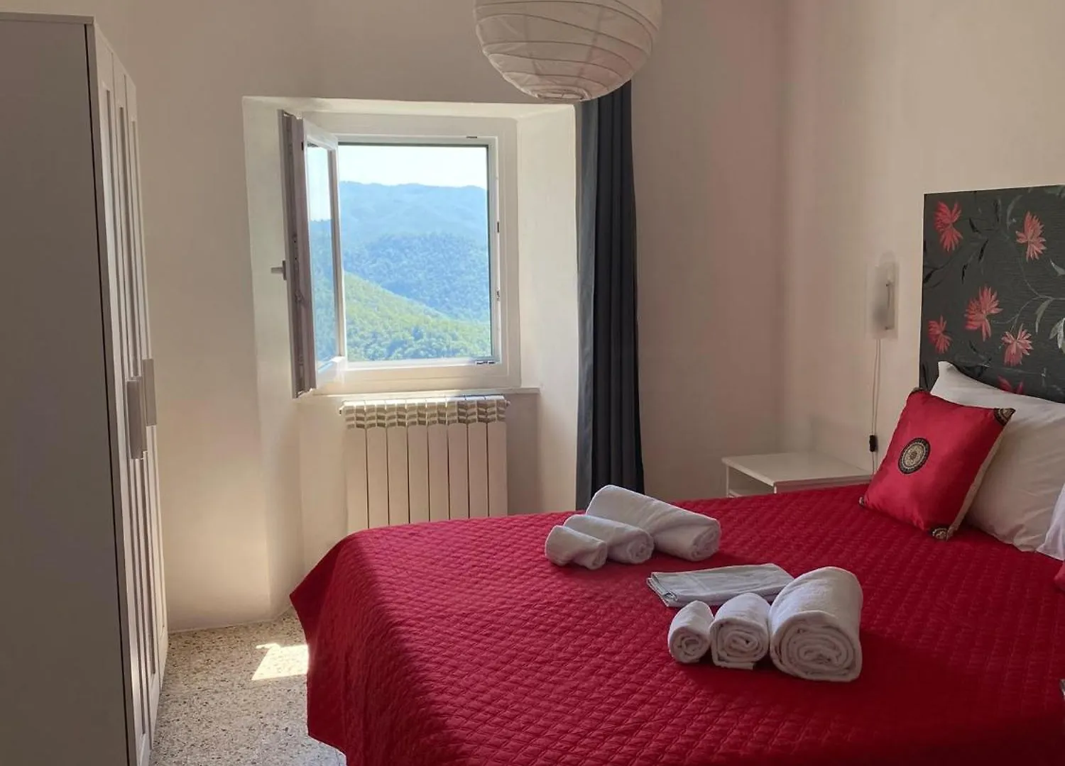 Home Holidays Crasciana, con terrazza vista sulle Alpi Apuane. Casa vacanze