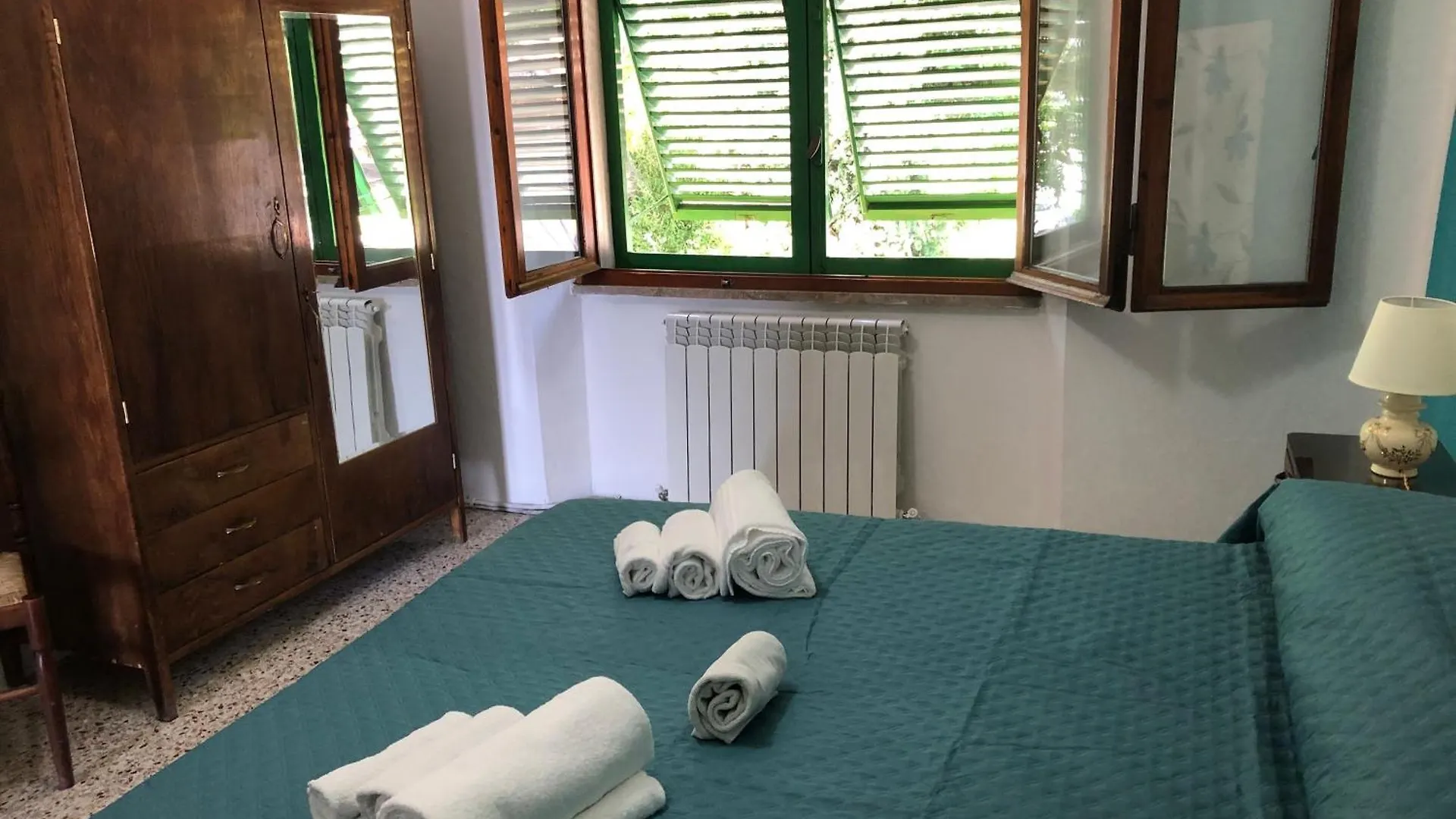Home Holidays Crasciana, con terrazza vista sulle Alpi Apuane. Casa vacanze Crasciana