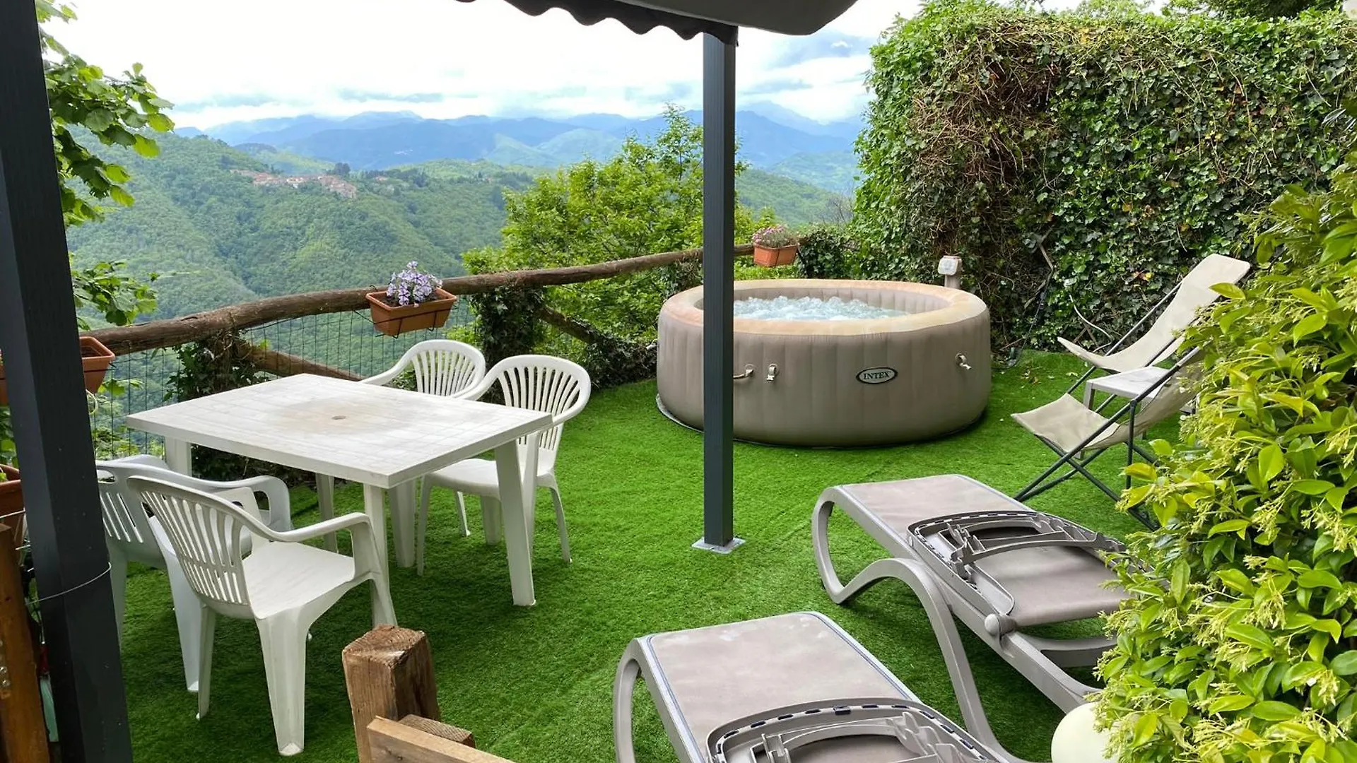 Casa vacanze Home Holidays Crasciana, con terrazza vista sulle Alpi Apuane. Italia