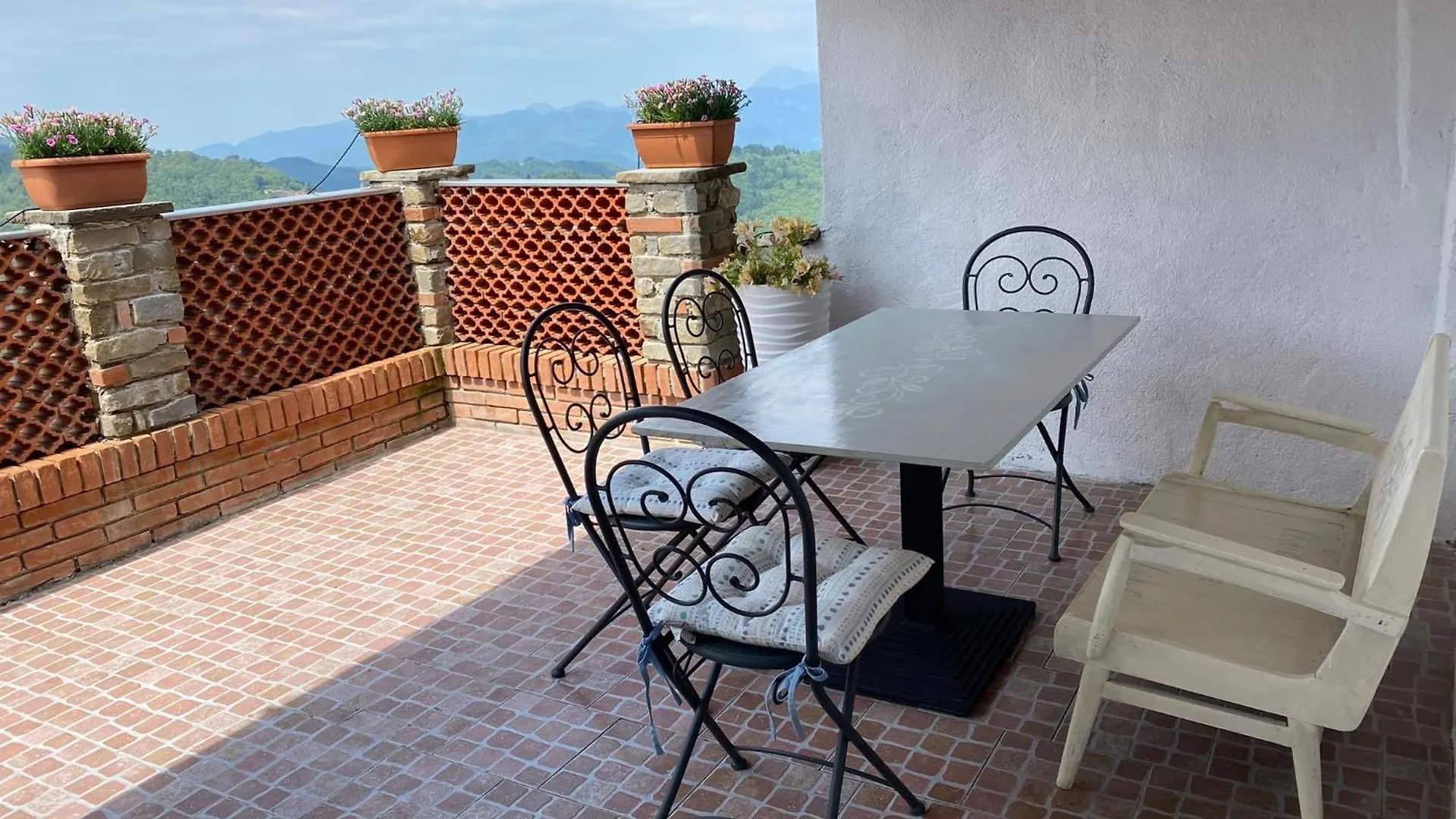 Home Holidays Crasciana, con terrazza vista sulle Alpi Apuane. Crasciana