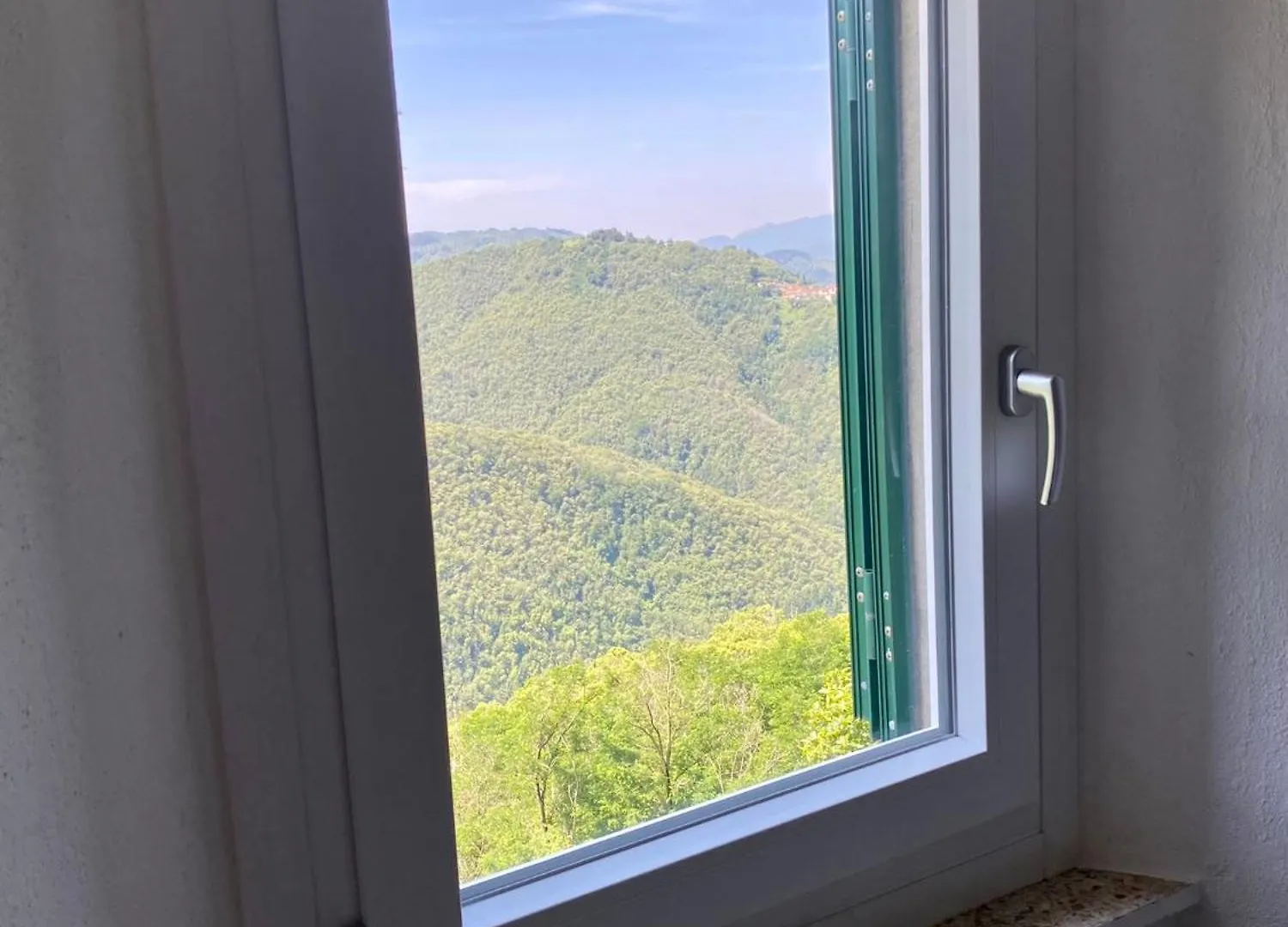 Casa vacanze Home Holidays Crasciana, con terrazza vista sulle Alpi Apuane.