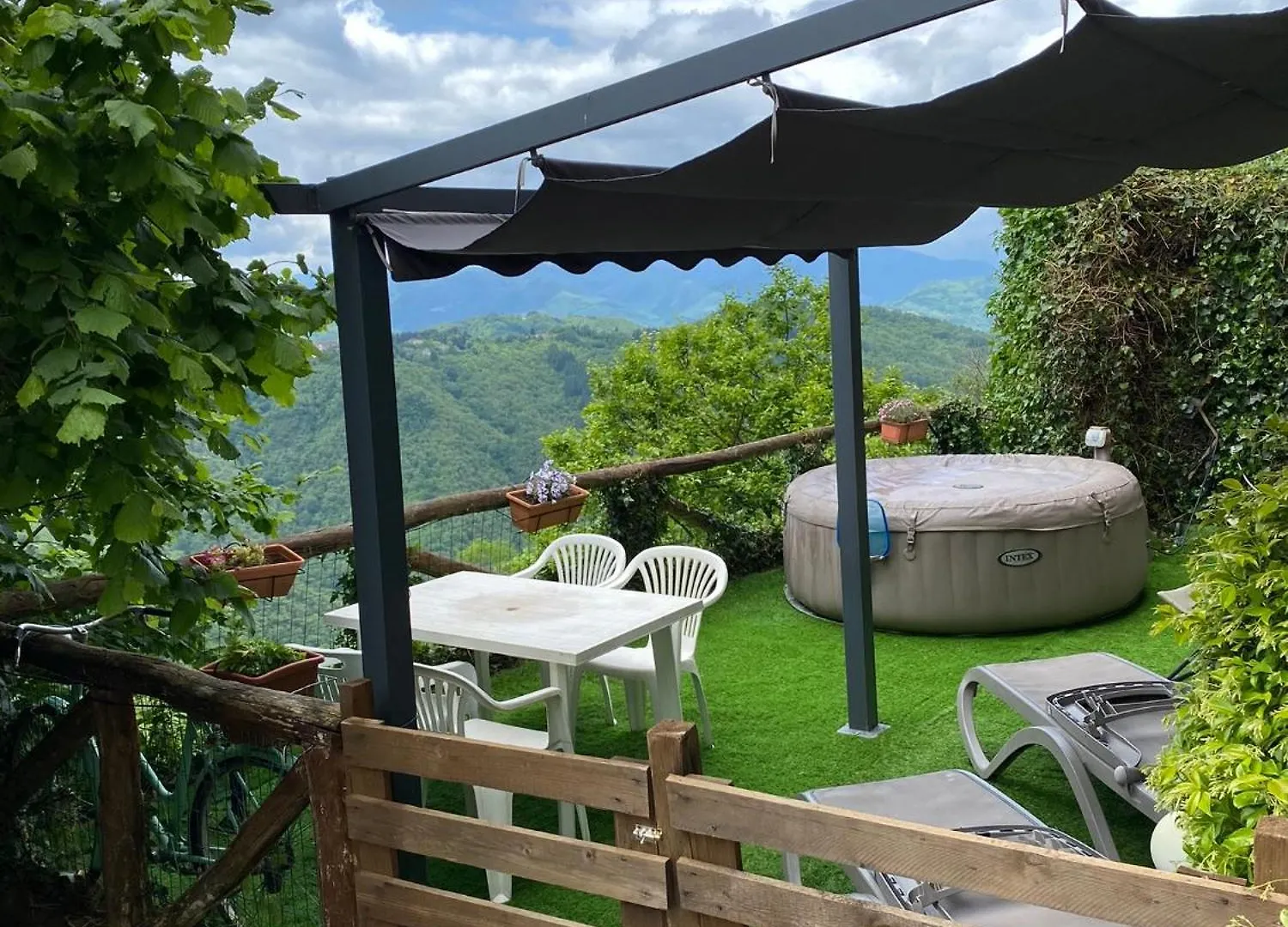 Home Holidays Crasciana, con terrazza vista sulle Alpi Apuane.