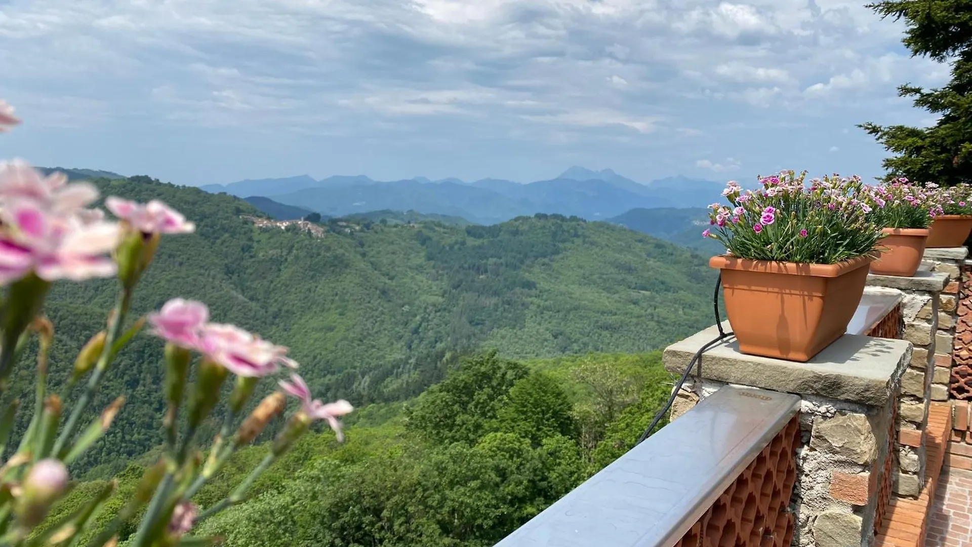 Home Holidays Crasciana, Con Terrazza Vista Sulle Alpi Apuane.
